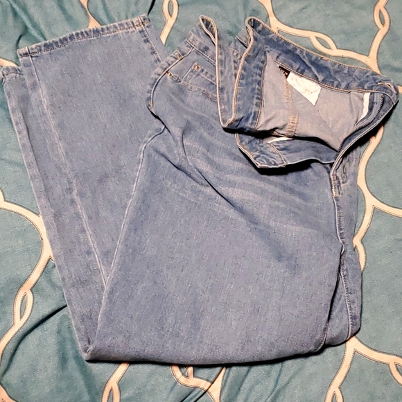 High Waisted light wash jeans. 1XL - Picture 2 of 5